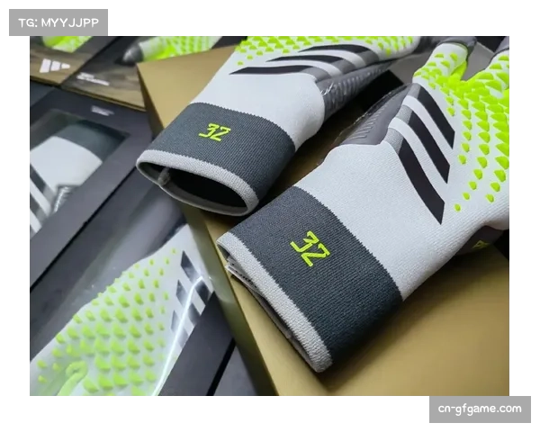 新英格兰革命门将携手品牌推出专属定制守门员手套